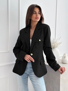 Dettaglio del blazer nero a maniche lunghe con bottoni dorati e tasche su sfondo bianco