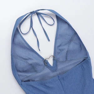 Dettaglio dell'abito halter in denim blu con fibbia in metallo a cuore e cerniera posteriore