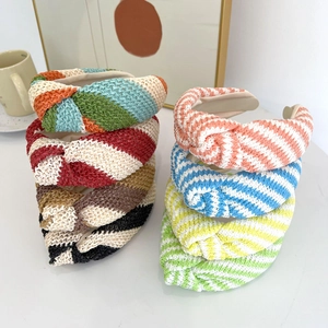 Série de serre-têtes tressés à nœud avec motifs rayés et colorés en gros plan