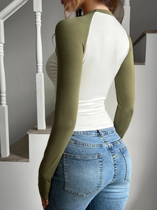 T-shirt Y2K a maniche lunghe attillata con maniche raglan verde oliva a contrasto