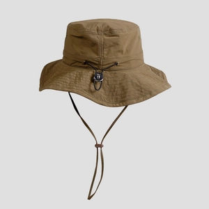 Détail d'un chapeau bob en nylon avec mentonnière réglable et cordon en vert kaki