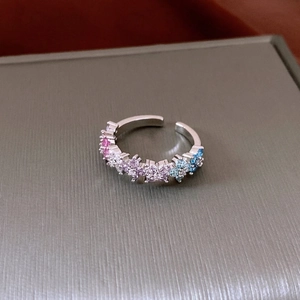 Anello regolabile in argento con zirconi colorati sfumati in un design a stella floreale