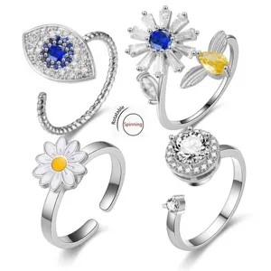 Gedetailleerde showcase van vier verschillende draaibare ringen met bloem- en oogontwerpen