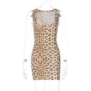Détail d'une robe courte sexy à imprimé léopard avec encolure carrée et design sans manches