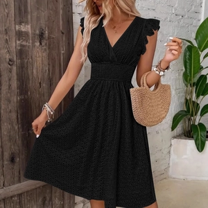 Robe élégante noire à col en V avec manches à volants et détails de broderie anglaise