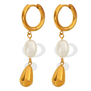 Orecchini retrò in oro con perle ovali bianche e pendenti a goccia d'acqua su sfondo bianco
