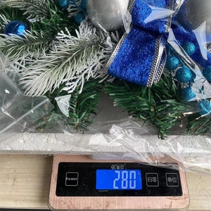 Weihnachtskranz mit blauen Bändern und silbernen Kugeln, Gewicht 280g auf einer Digitalwaage