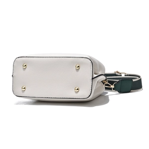 Weiße Beuteltasche mit Lychee-Muster, goldenen Bodennieten und kontrastierendem Schultergurt