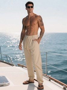 Pantaloni casual da uomo beige con coulisse elastica in vita sul ponte della barca