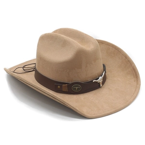 Détail du chapeau de cowboy en daim kaki avec bande en cuir marron et emblème tête de taureau