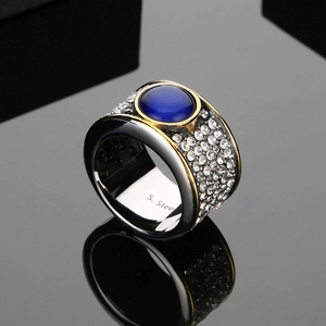 Vue détaillée de la bague en acier bicolore avec opale bleue et cristaux pavés