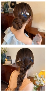 Dettaglio dei fermagli per capelli con fiori blu su eleganti acconciature raccolte