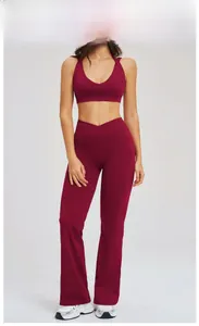 Vue détaillée d'un ensemble de yoga rouge cerise avec brassière en V et pantalon évasé