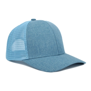 Nahaufnahme einer blauen Trucker-Kappe mit atmungsaktivem Netzrücken und gebogenem Schirm.