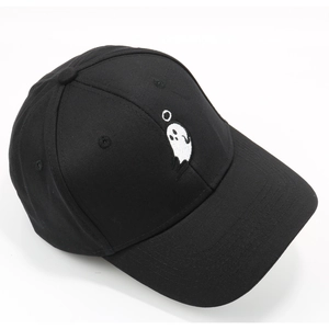Détail d'une casquette de baseball noire avec broderie fantôme blanc et tissu en coton