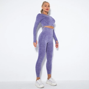 Detailaufnahme des violetten Yoga-Sets mit Acid-Wash-Struktur und Daumenloch-Bündchen