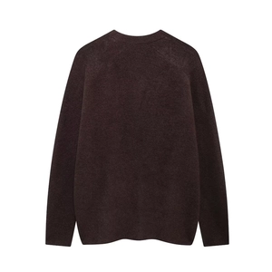 Detaillierte Nahaufnahme der weichen Stricktextur dieses braunen Oversize-Cardigans mit V-Ausschnitt