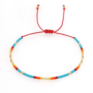 Bracciale Miyuki stile boho con motivo geometrico e cordino rosso regolabile
