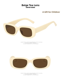 Détail macro de lunettes de soleil carrées rétro pour enfants avec verres marrons