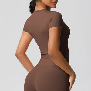 Détail du haut de sport marron foncé en tissu brossé double face à texture mate