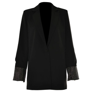 Giacca blazer nera da donna con revers e dettagli in strass sui polsini sfondo bianco