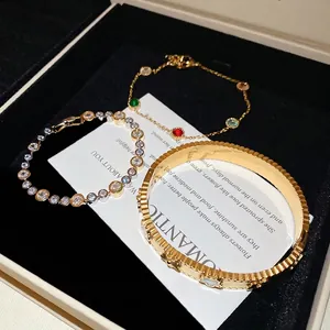 Elegant gold-plated bangle set featuring star motifs and white mother-of-pearl clover inlay