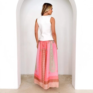 Élégant ensemble haut sans manches blanc et jupe longue fleurie pour un style de vacances chic