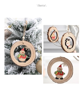 Dettaglio di addobbi natalizi in legno con Babbo Natale e pupazzo di neve sull'albero