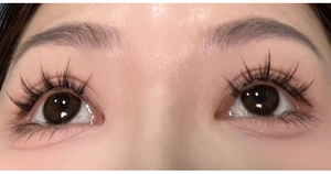 Gros plan de faux cils naturels volumineux sur modèle montrant un style d'épis de blé recourbés