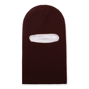 Détail de la cagoule tricotée bordeaux avec doublure polaire blanche et design à trou unique