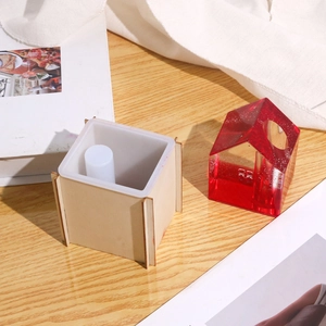 Dettaglio dello stampo in silicone con telaio in legno per vasi in resina a forma di casa