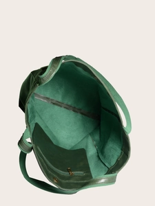 Détail de l'intérieur du cabas vert montrant la poche zippée et la texture du canevas