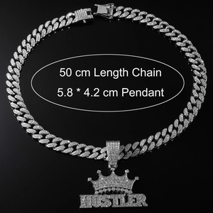 Détail du pendentif HUSTLER argenté avec couronne et sa chaîne cubaine de 50 cm