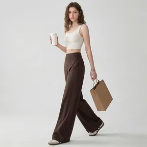 Pantalon de yoga marron à taille haute et débardeur court côtelé de couleur blanc crème