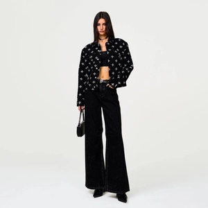 Veste en jean noire et pantalon large à taille haute avec imprimé croix blanches