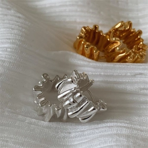 Minimalist 925 sterling silver earrings with wavy lava texture in gold and silver finish