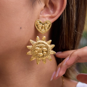 Boucles d'Oreilles Clous en Acier Inoxydable Soleil Cœur Visage en Relief Femmes Plaqué Or Bijoux Mode Rétro Artistique