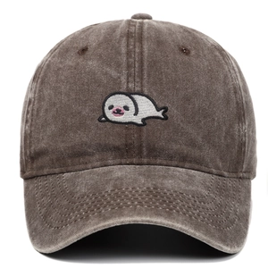 Dettaglio di un cappello da baseball in cotone lavato marrone vintage con ricamo foca