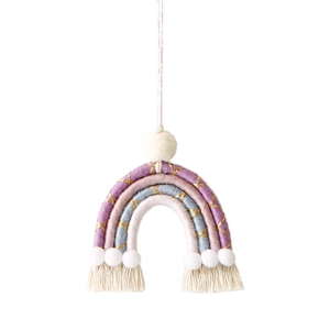 Détail d'un arc-en-ciel en macramé fait main pour voiture avec pompons et franges en coton