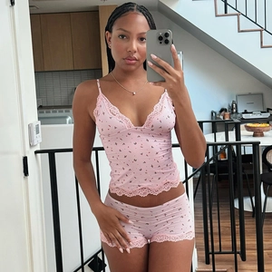 Ensemble de détente rose à fleurs avec caraco et short bordé de dentelle pour femme