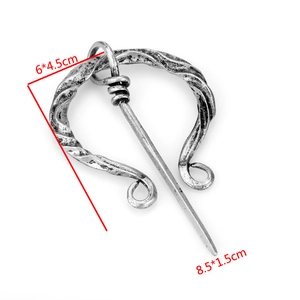 Detailed size specifications for a retro Viking brooch in vintage silver metal finish