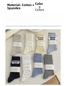 Détail de chaussettes en dentelle douce 8 couleurs avec pois et bord ondulé