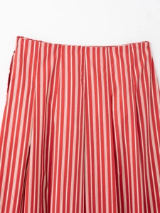 Détail de la taille d'une jupe à rayures verticales rouges et blanches avec zip invisible