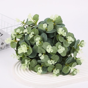 Détail de feuilles d'eucalyptus artificielles avec de petits bourgeons blancs