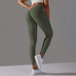 Détail du legging de yoga vert armée à taille haute avec effet push-up pour les fessiers
