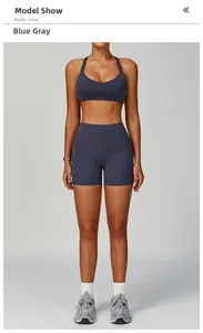 Vue de face d'un ensemble sport deux pièces gris bleu avec brassière et short taille haute