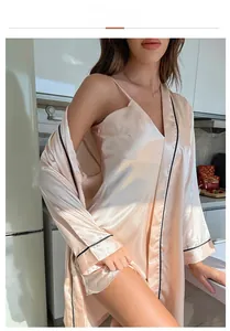 Détail d'un ensemble de peignoir en satin champagne avec élégants liserés noirs contrastés