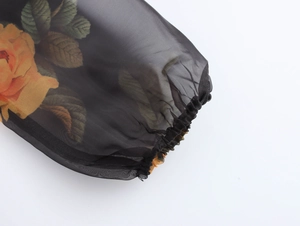 Détail de manches bouffantes en organza à imprimé fleuri avec poignets élastiques
