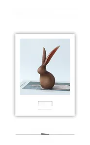 Détail d'une sculpture de lapin mate marron minimaliste avec de longues oreilles fines