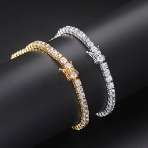 Dettaglio di bracciali tennis a fila singola in oro e argento con pietre di zircone